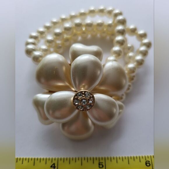 CLASSIC PEARL  Costume BRACELET ❤️ With Floral Accent. - Picture 4 of 7